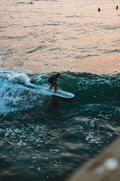 白天在海浪上冲浪的人